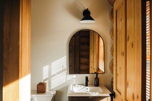 Douche, sèche-cheveux, serviettes fournies, savon