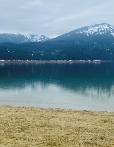 Beautiful home nestled in the forest walking distance to Lake Cle Elum/Beach.