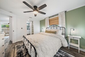 2 bedrooms, WiFi, bed sheets - Coastal Retreat w/ Putting Green & Private Backyard. Minutes to Beach & Downtown (Venice)