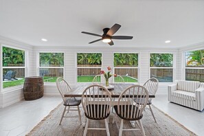 Dining - Coastal Retreat w/ Putting Green & Private Backyard. Minutes to Beach & Downtown (Venice)