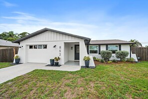 Exterior - Coastal Retreat w/ Putting Green & Private Backyard. Minutes to Beach & Downtown (Venice)