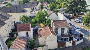 Un quartier résidentiel avec des maisons, une courClose et une plage de sable.
