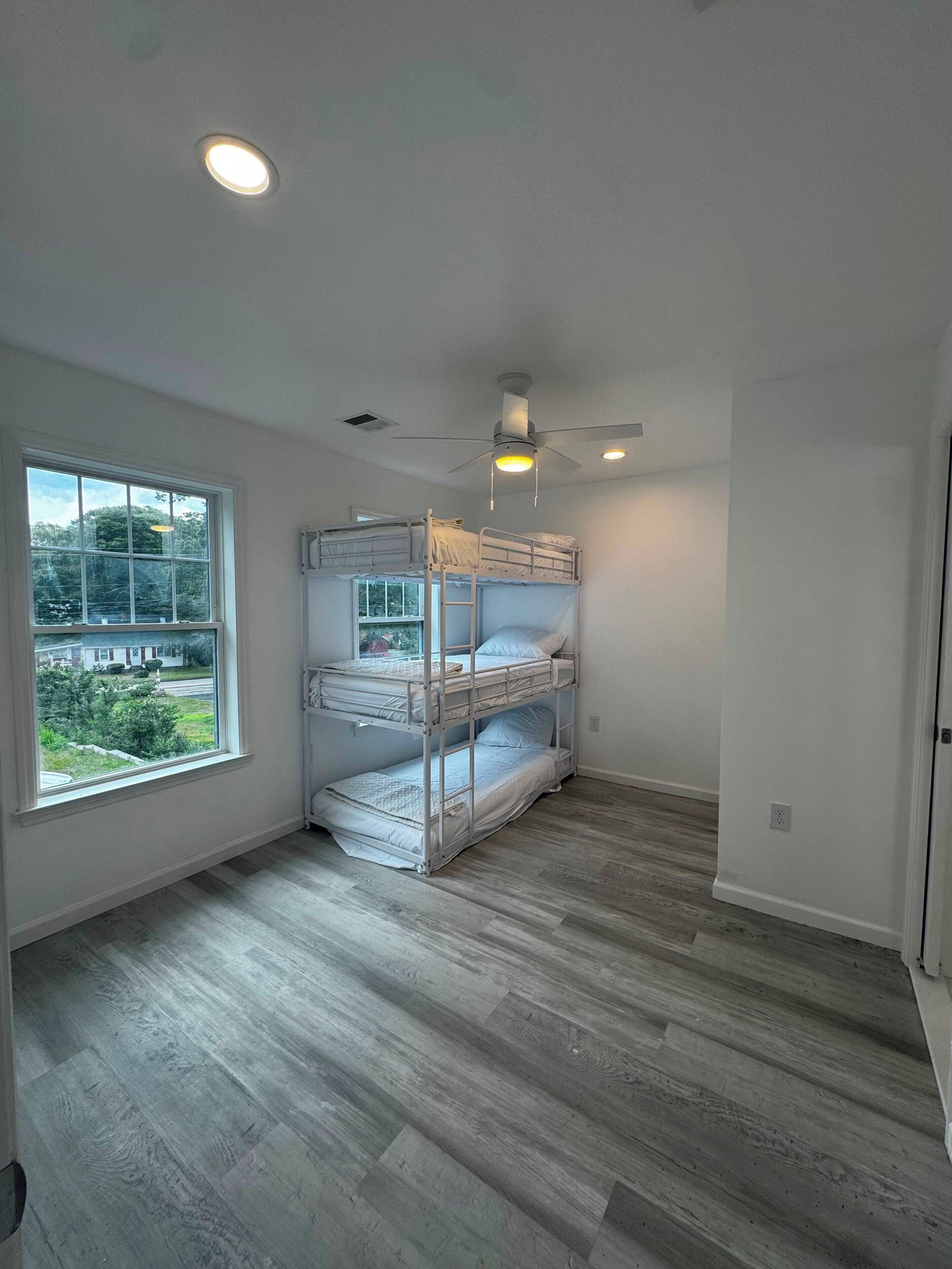 4 bedrooms, desk, iron/ironing board, WiFi