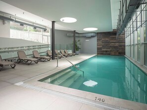 A swimming pool with lounge chairs and a glass railing. - Costa Home - 7 PAX  & Sunset Arena & Vistas al Mar (Concón)