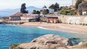 A coastal town with a beach, a restaurant named 'Restaurante Llenes,' and a stone wall along the shore. - Costa Home 7 PAX - Lujoso - WIFI 1000 MBPS HS (Concón)