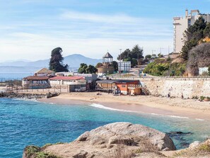 A coastal town with a beach, a restaurant named 'Restaurante Llenes,' and a stone wall along the shore. - Costa Home 7 PAX - Lujoso - WIFI 1000 MBPS HS (Concón)