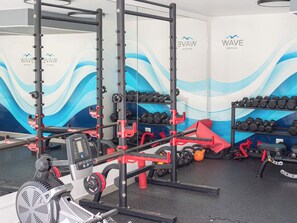 Een sportschool met gewichthefapparatuur, dumbbells en kettlebells.