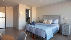 A bedroom with a bed, bedside tables, and a wardrobe. - Apartamento 1 Habitación Quinta Vergara (Viña del Mar)
