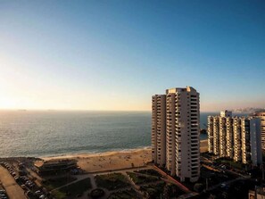 Ein Hochhaus mit Blick auf den Ozean und einen Strand.