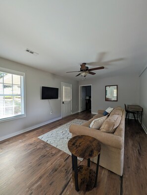 Living area - The Little Red Barn Cozy Retreat Near Paris Mt (Greenville)