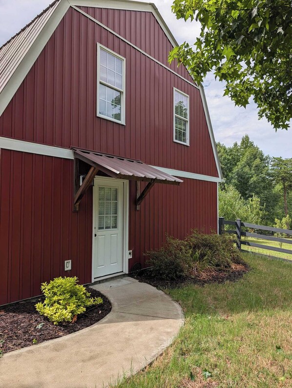 Exterior - The Little Red Barn Cozy Retreat Near Paris Mt (Greenville)