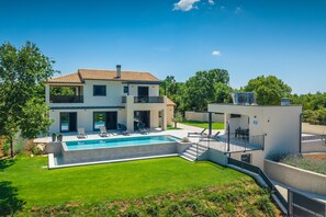 A two-story modern house with a swimming pool, a covered outdoor area, and a well-maintained lawn. - Villa Duplich (Istria - Šajini) (Šajini)