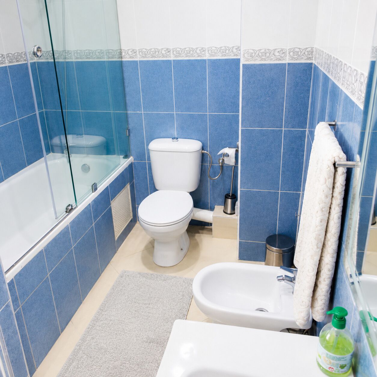 Et badeværelse med badekar, toilet, bidet og vask.