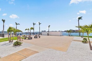 Outdoor dining - Coastal Condo w/ Panoramic Water Views (St. Petersburg)