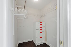 A small, white closet with a wooden base and five drawers, each with a red handle. - 4BR Family Retreat in Surrey (Surrey)