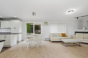 A modern living space with a kitchen, dining area, and seating area. - 4BR Family Retreat in Surrey (Surrey)