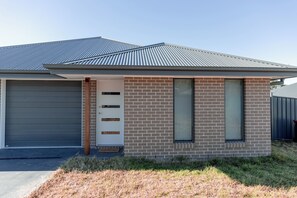 Exterior - Near UNE | 4BR Home | BBQ, Outdoor Dining & Cinema (Armidale)