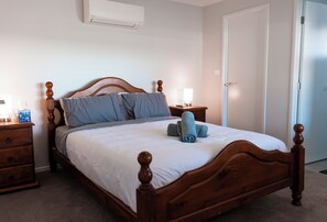 Room - Near UNE | 4BR Home | BBQ, Outdoor Dining & Cinema (Armidale)