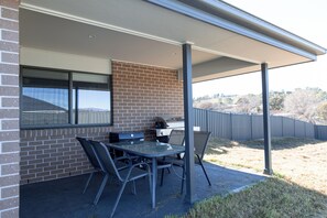 Outdoor dining - Near UNE | 4BR Home | BBQ, Outdoor Dining & Cinema (Armidale)