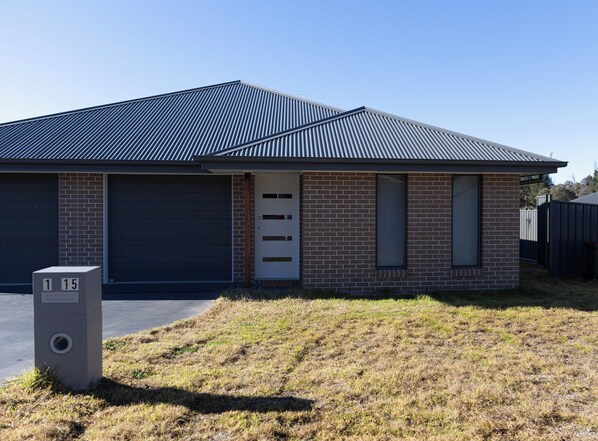 Exterior - Near UNE | 4BR Home | BBQ, Outdoor Dining & Cinema (Armidale)