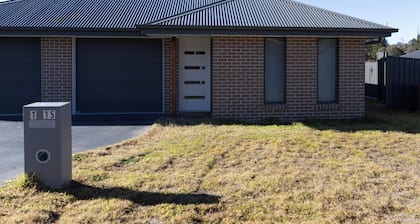Near UNE | 4BR Home | BBQ, Outdoor Dining & Cinema