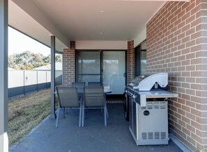 Outdoor dining - Near UNE | 4BR Home | BBQ, Outdoor Dining & Cinema (Armidale)