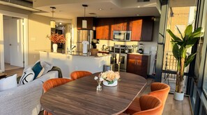 Kaffetrakter/tekoker, kjøleskap, mikrobølgeovn og ovn