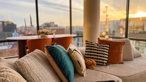 Smart TV - Shaw 2BR Penthouse | Monument Views, Balconies & Rooftop (washington)