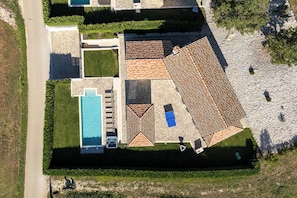 An aerial view of a property with a swimming pool, a patio area, and a tiled roof. - Villa Edoardo by Istrabook (Vižinada)