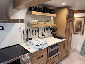 Cafetera y tetera, refrigerador, microondas y horno
