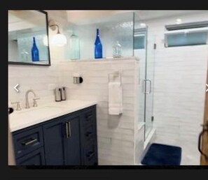 Douche, sèche-cheveux, serviettes fournies, papier toilette
