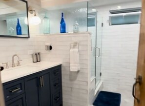 Dusche, Haartrockner, Handtücher, Seife