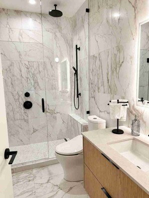 Dusche, Haartrockner, Bidet, Handtücher