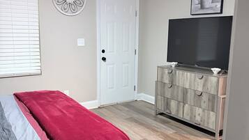3 bedrooms, iron/ironing board, WiFi (free)