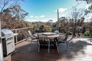 Outdoor dining - Ultimate Group Stay | Home Theatre & Games Area (Armidale)