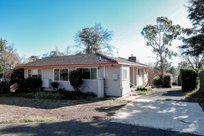 Exterior - Ultimate Group Stay | Home Theatre & Games Area (Armidale)