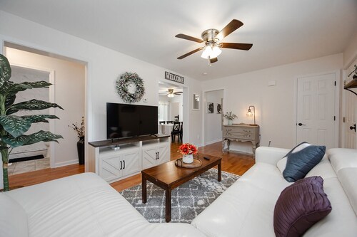 Beautiful 3-bedroom cottage on 10 acres in charming Bluemont