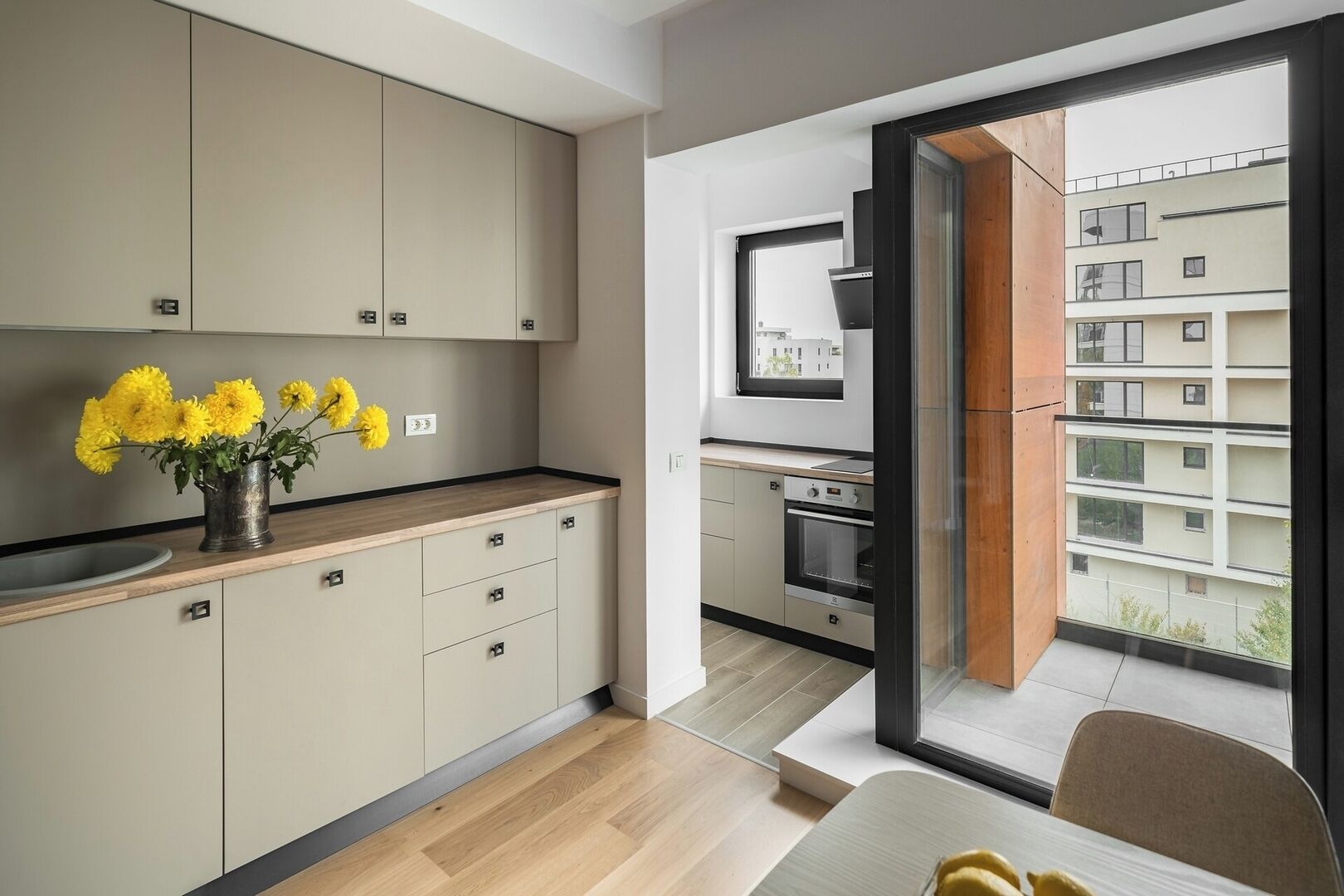 Coffee/tea maker, fridge, oven, stovetop