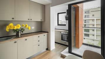 Coffee/tea maker, fridge, oven, stovetop