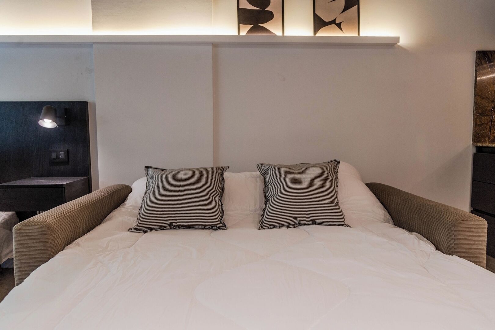 Iron/ironing board, WiFi, bed sheets