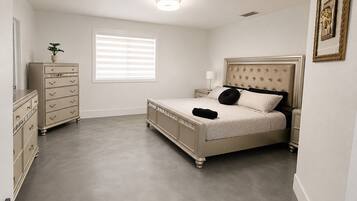 4 habitaciones, tabla de planchar con plancha, wifi y ropa de cama