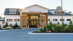 Un hotel con un letrero que dice 'CapitalVacations' y un diseño arquitectónico moderno.