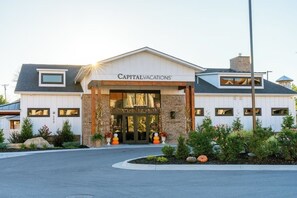 Ein Hotel mit einem Schild mit dem Schriftzug 'CapitalVacations' und einem modernen architektonischen Design.