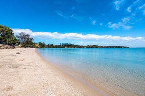 Beach - Le Belle on Blake by Waiheke Pure, sunny, flat and just steps away from the beach. (Auckland)