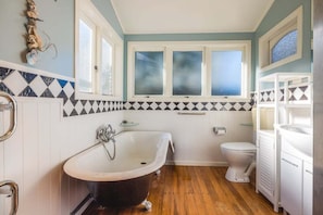 Bathroom - Le Belle on Blake by Waiheke Pure, sunny, flat and just steps away from the beach. (Auckland)
