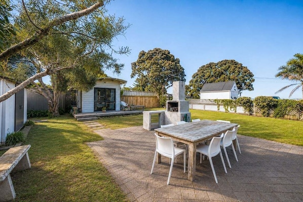 Outdoor dining - Le Belle on Blake by Waiheke Pure, sunny, flat and just steps away from the beach. (Auckland)
