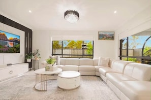 Living area - Spacious 5BR Family Home| Fire Pit| Kids Area (Catherine Field)