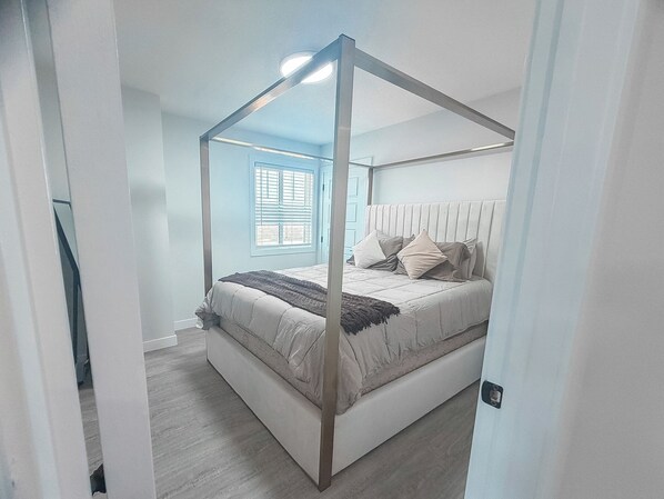 Tabla de planchar con plancha, wifi y ropa de cama 