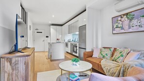 Eine moderne Wohnung mit Küche, Essbereich und Wohnzimmer.
