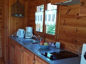 Cafetière/bouilloire, réfrigérateur, micro-ondes, grille-pain